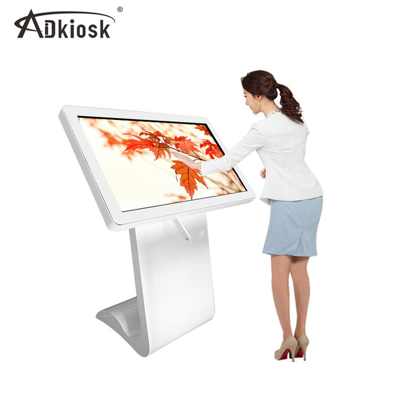 شاشة بيضاء تفاعلية تعمل باللمس كشك 49بوصة 180W Floor Stand LED Screen ذكري المظهر OS